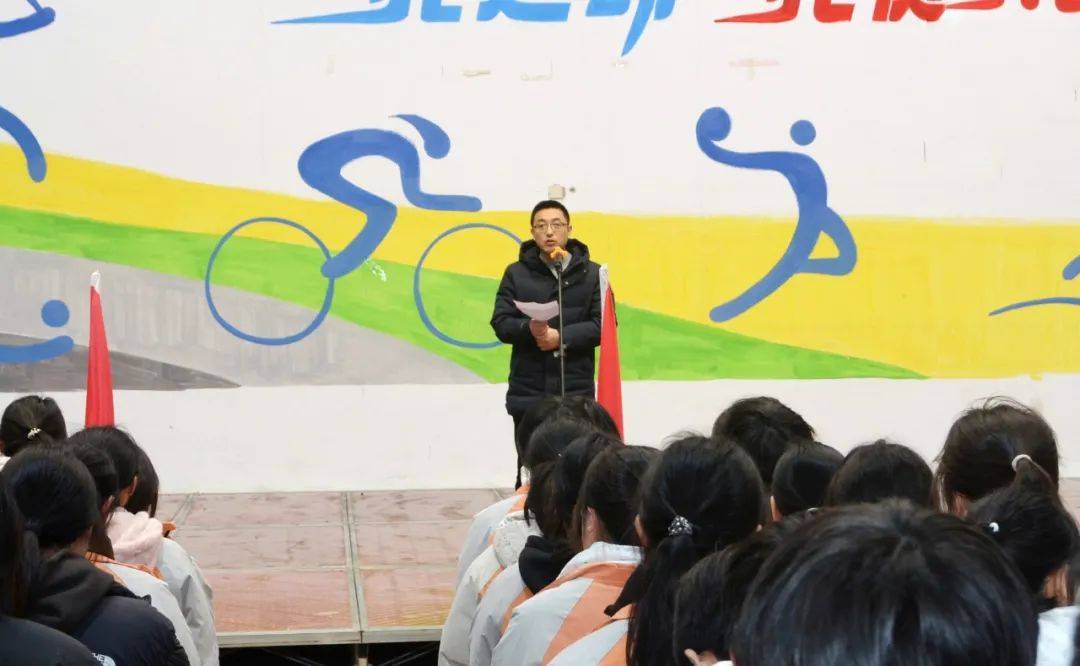 以坚持党中央集中统一领导为根本保证深入推进党的自我革命