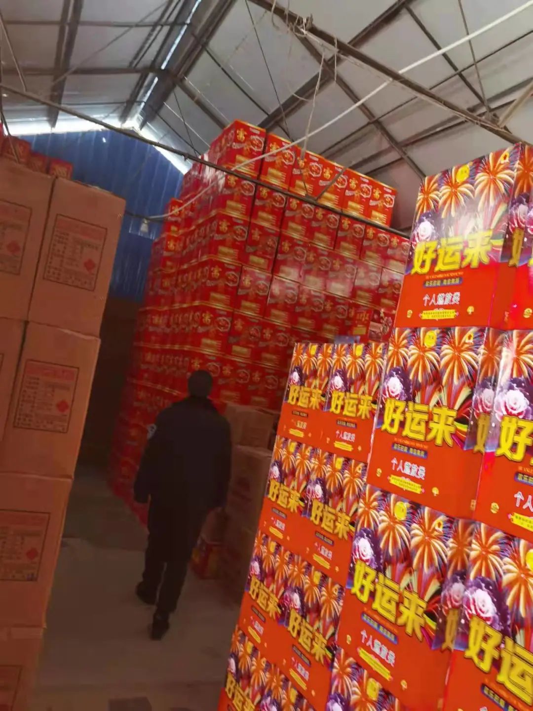 娄底市查获非法储存烟花爆竹345件