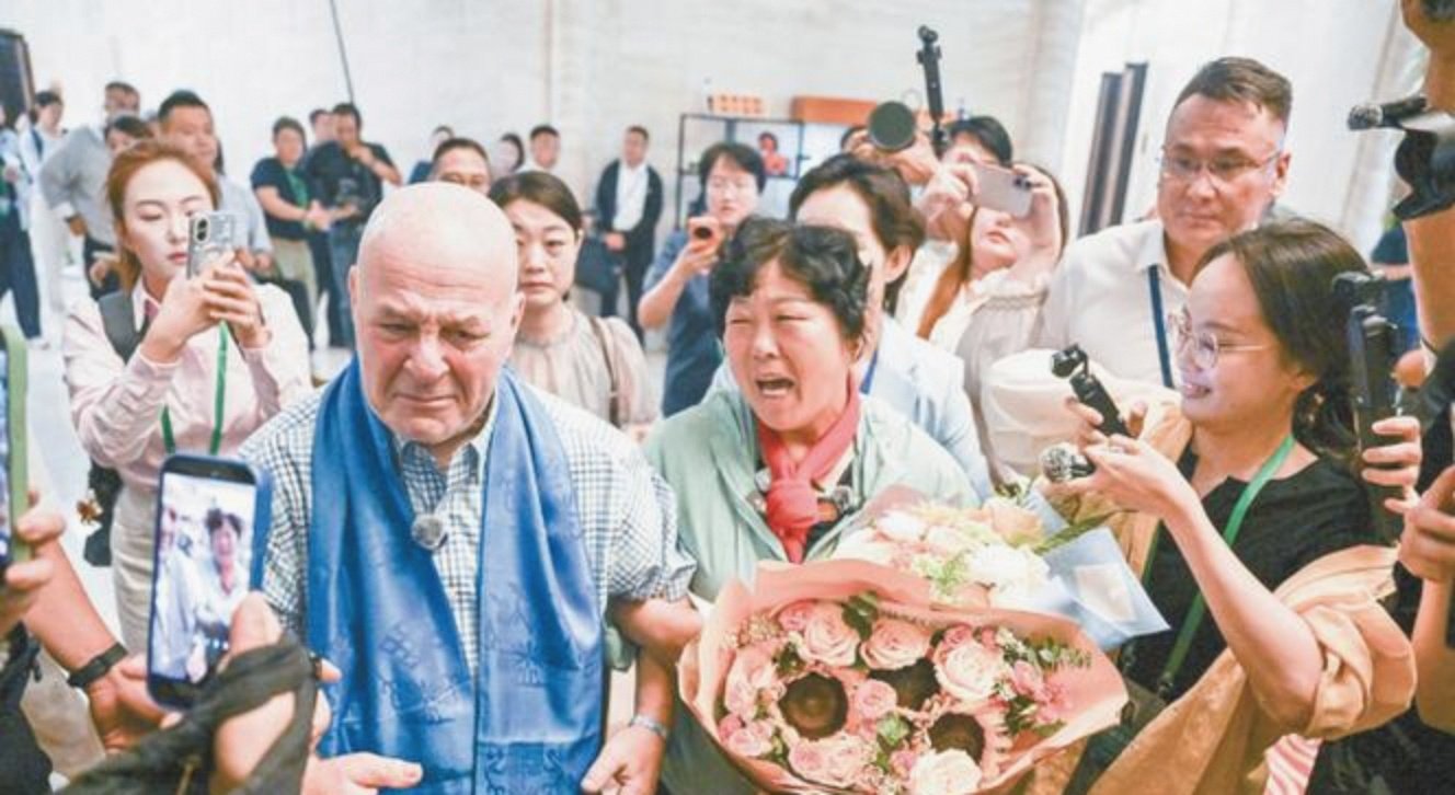 “赛考斯”与殷玉珍重逢:时隔26年的拥抱