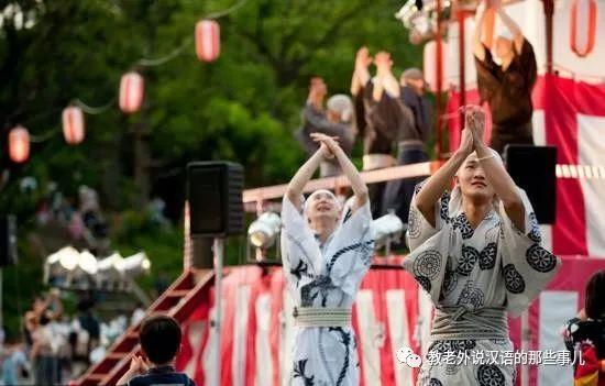广西“鬼节”鸭市旺 年轻人“花式”选鸭传温情